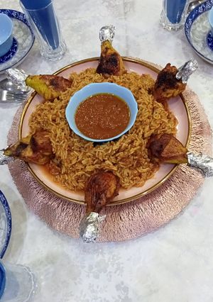صورة لوصفة طبق ارز بأفخاذ الدجاج محمر في الفرن