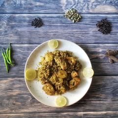A picture of Chicken Poha Bhujing.