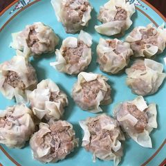 A picture of Siu mai (Chinese steamed dumplings).