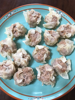 A picture of Siu mai (Chinese steamed dumplings).