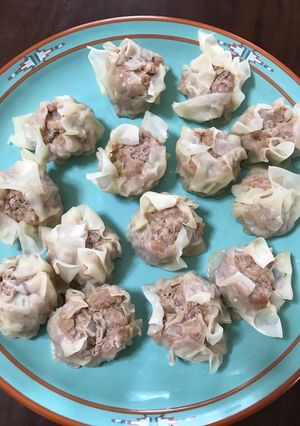 A picture of Siu mai (Chinese steamed dumplings).