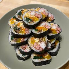 A picture of Korean Kimbap (김밥).