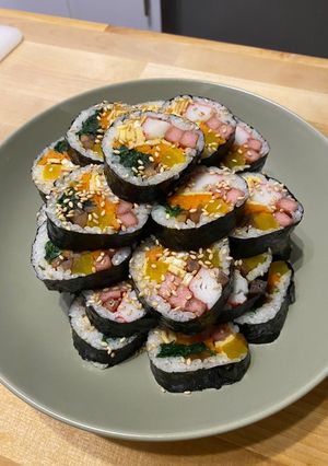 A picture of Korean Kimbap (김밥).