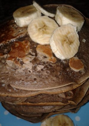 Una foto de Hotcake de banana chocolate y miel🍌🍫🍯