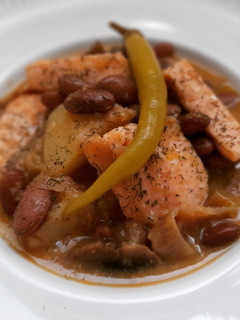 Una foto de Guiso de salmón con patatas y alubias rojas