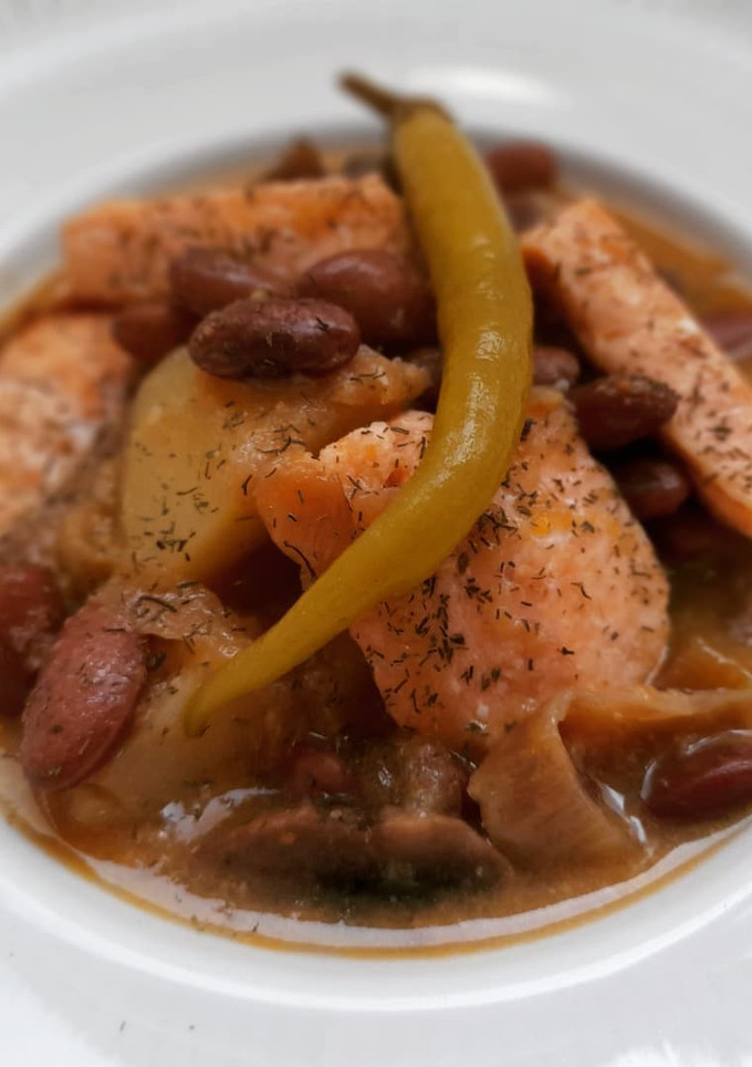 Una foto de Guiso de salmón con patatas y alubias rojas