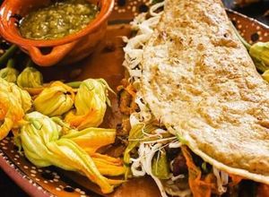Una foto de Quesadillas  con flor de calabaza tipo Emily