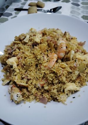 Una foto de Cuscús salteado con delicias del mar, queso cottage y tortilla