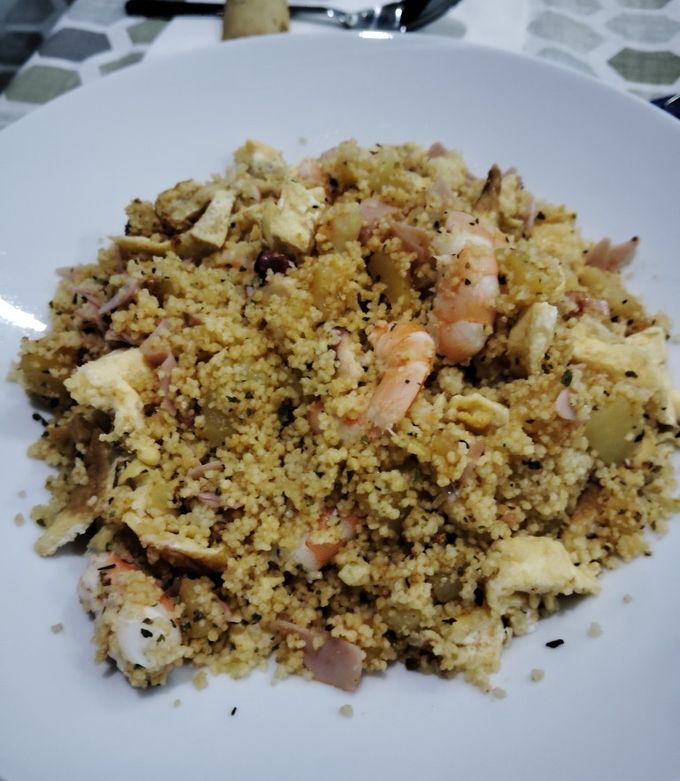 Foto principal de Cuscús salteado con delicias del mar, queso cottage y tortilla