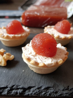 Una foto de Tartaletas de mousse de queso con nueces y membrillo