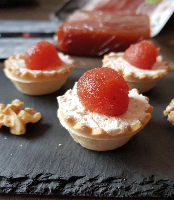 Foto principal de Tartaletas de mousse de queso con nueces y membrillo