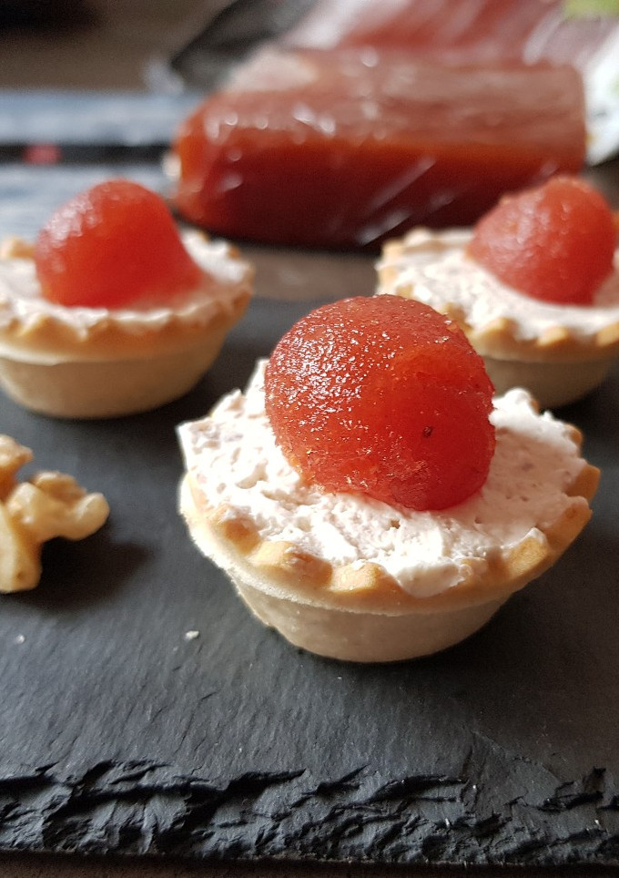 Una foto de Tartaletas de mousse de queso con nueces y membrillo