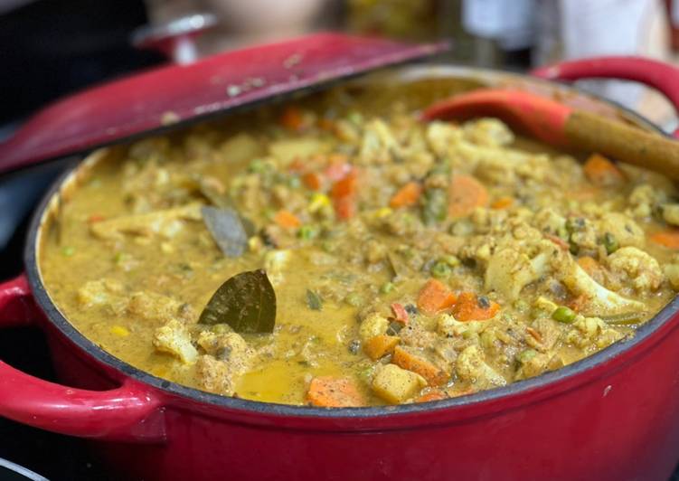 Párolt zöldségek kókuszos curry szószban