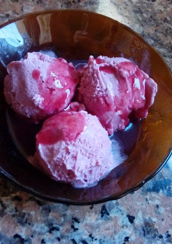 Una foto de Helado de frutilla fácil