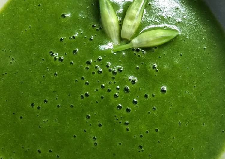 Wild garlic, spinach and potato soup