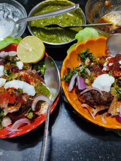 आलू टिक्की चाट (aloo tikki chaat recipe in Hindi) रेसिपी मुख्य फोटो