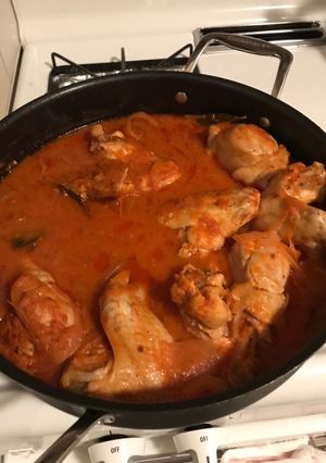 Una foto de Pollo en jitomate 🍅 con salsa de chile chipotle
