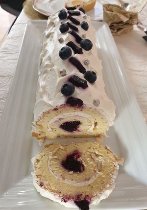 Une photo de Bûche roulée myrtille citron