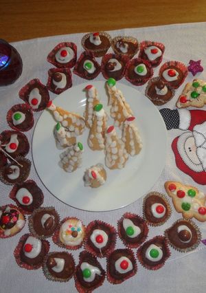Una foto de Cucuruchos rellenos de dulce de batata y mantecol y budincitos