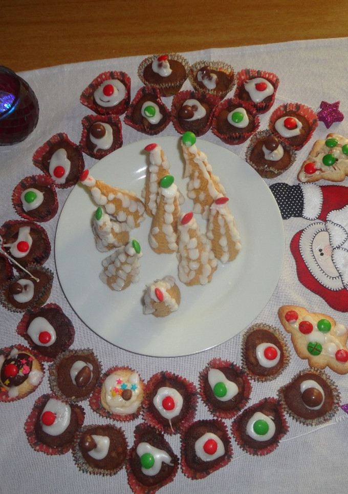 Una foto de Cucuruchos rellenos de dulce de batata y mantecol y budincitos