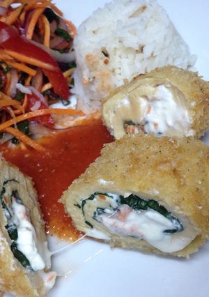 Una foto de Pechuga rellena de espinaca y queso con ensalada y arroz al ajo