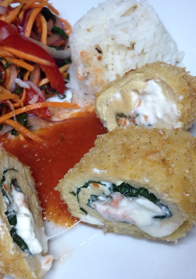Una foto de Pechuga rellena de espinaca y queso con ensalada y arroz al ajo