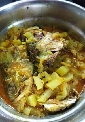 ইলিশ মাছের মাথা দিয়ে লাউয়ের ঝোল রেসিপির প্রধান ছবি