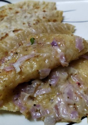 A picture of Cheese onion paratha.