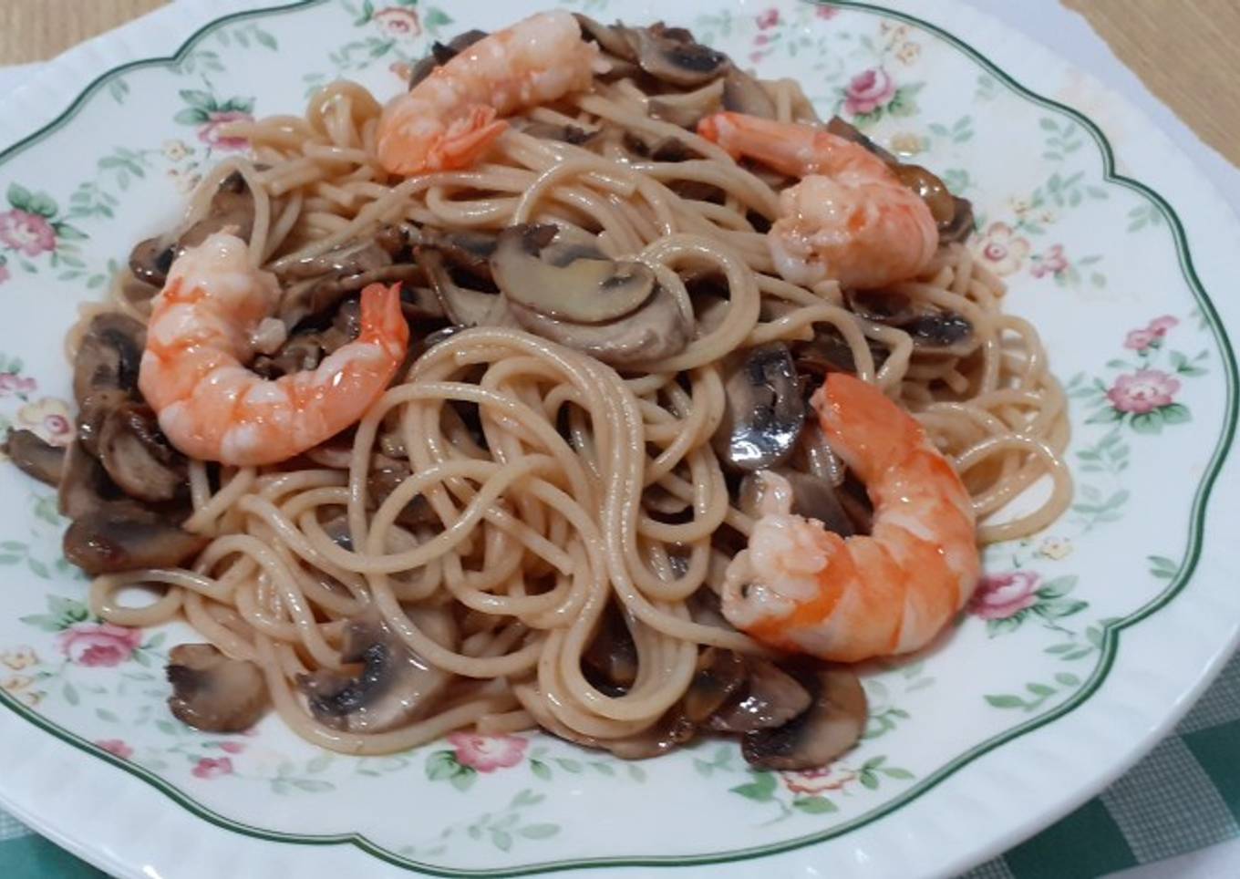 Espaguetis con gambas y champiñones