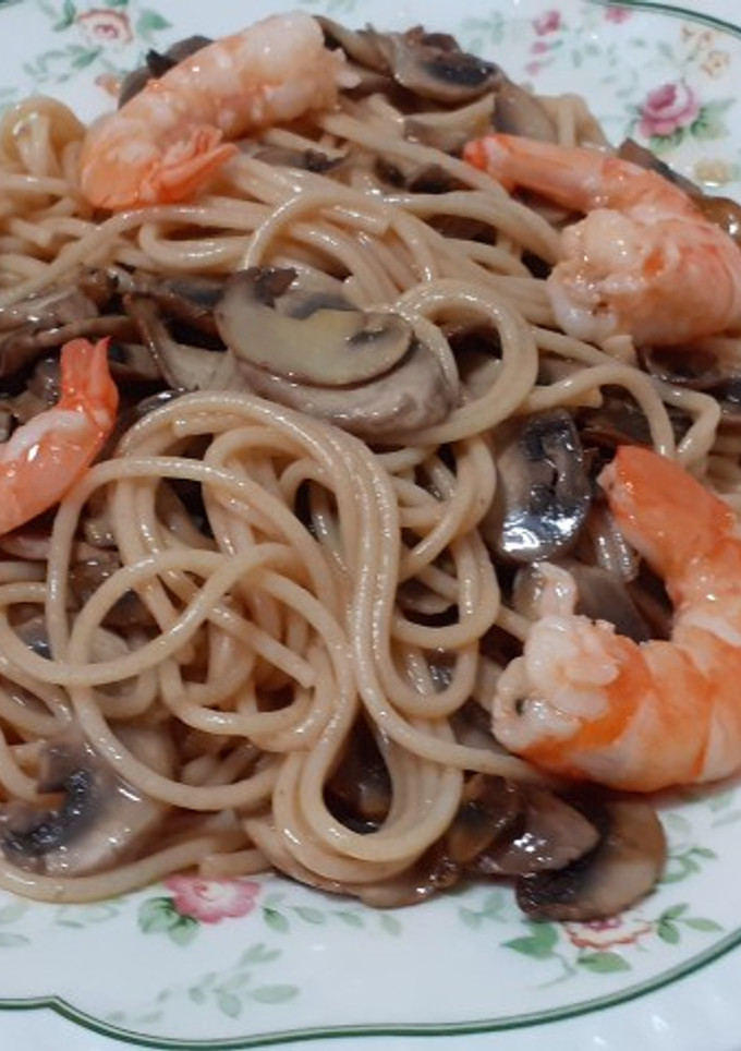 Una foto de Espaguetis con gambas y champiñones