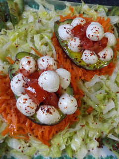 Una foto de Aguacates rellenos