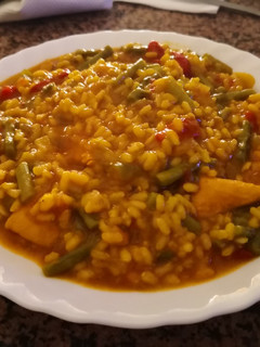 Una foto de Arroz integral con espárragos y pechuga de pavo
