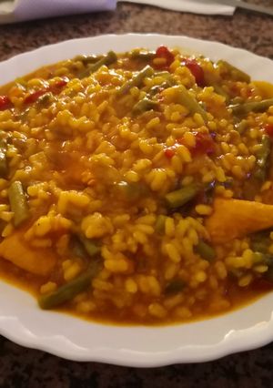 Una foto de Arroz integral con espárragos y pechuga de pavo