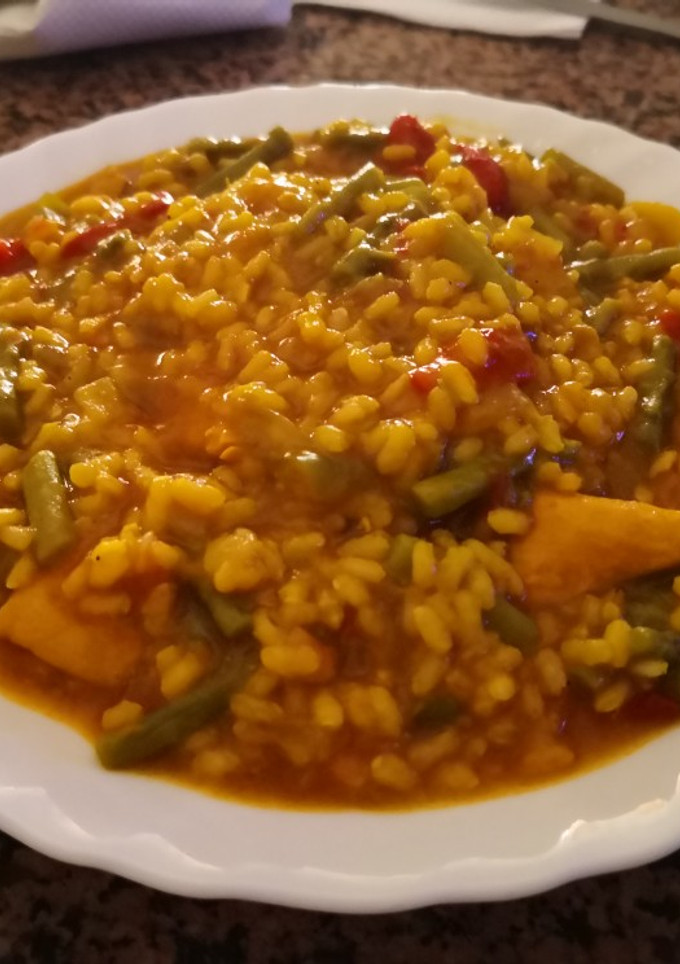 Una foto de Arroz integral con espárragos y pechuga de pavo