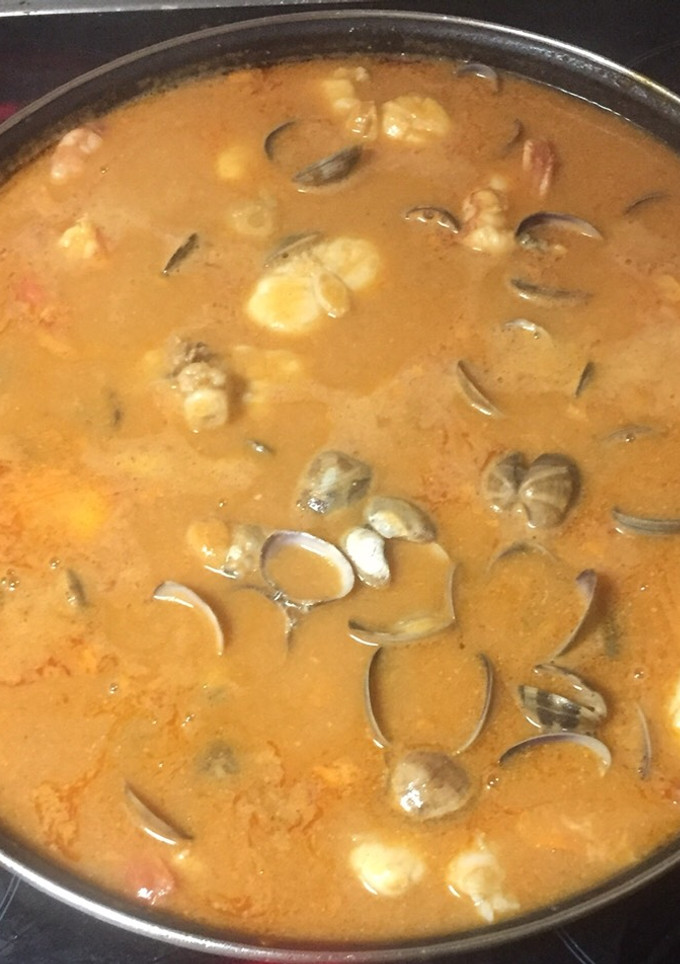 Una foto de Guiso de cola de rape con berberechos y langostinos