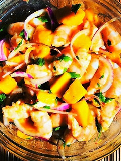 Una foto de Ensalada de mango y langostinos 🥭