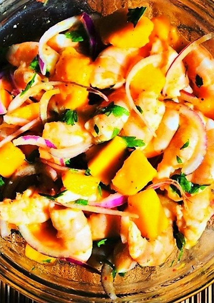 Una foto de Ensalada de mango y langostinos 🥭