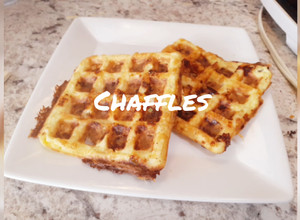 Una foto de Chaffles keto (waffles de huevo y queso)
