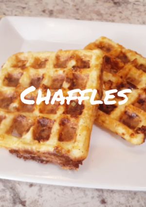 Una foto de Chaffles keto (waffles de huevo y queso)
