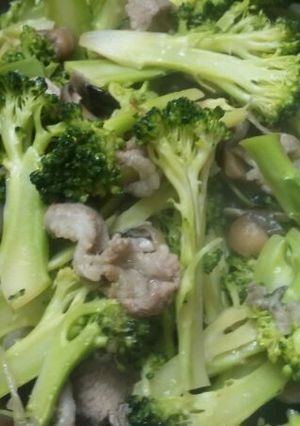 Hình của món Su lơ xào thịt bò và nấm.