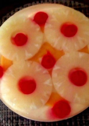 Foto principal de Gelatina encapsulada con rodajas de piña, melocotones y cerezas