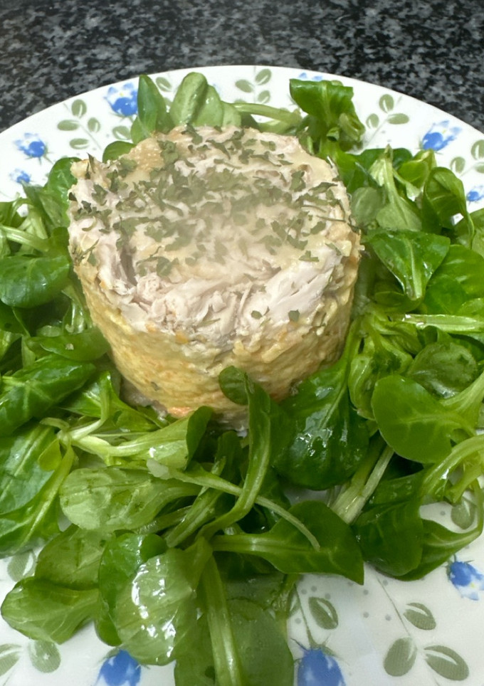 Una foto de 502. Gelatina de lentejas, zanahorias y codornices escabechadas (entrante)