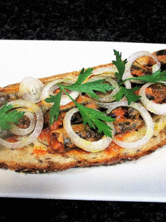 Una foto de Pan Rustik Bakery de semillas con sardinillas en tomates