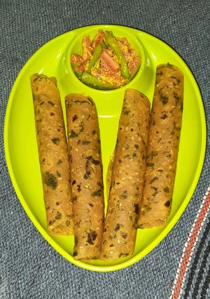 મેથીનાં લસણિયા થેપલા (Methi Garlic Thepla Recipe in Gujarati) રેસીપી મુખ્ય ફોટો
