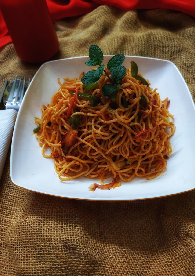 वेज चाउमीन (veg chowmein recipe in Hindi) रेसिपी मुख्य फोटो