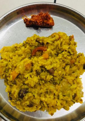 વેજીટેબલ ખીચડી (Vegetable Khichdi Recipe In Gujarati) રેસીપી મુખ્ય ફોટો