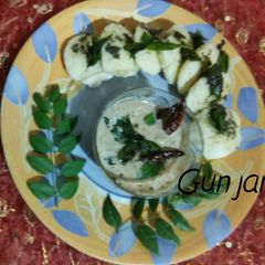 A picture of Fried idli with coconut chutney.