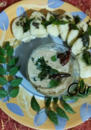 A picture of Fried idli with coconut chutney.