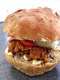 Bocadillo redondo y rústico con pollo adobado... ¡Especial findes!