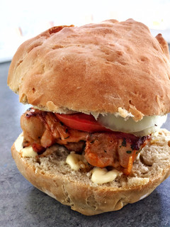 Una foto de Bocadillo redondo y rústico con pollo adobado... ¡Especial findes!